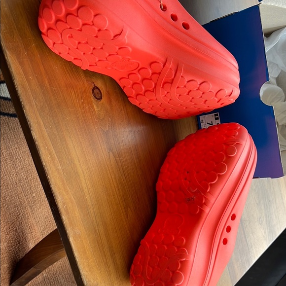 Adidas Bright Red clogs - Picture 3 of 4